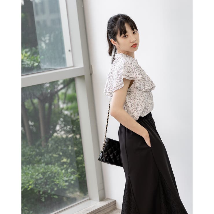 #snc ノコオーノ NOKOOHNO シャツ・ブラウス 42 白 赤 ノースリーブ チェック 花モチーフ ビジュー フリル レディース [844827] 花柄ラッフルバンドカラーブラウス フリル ノースリーブシャツ
