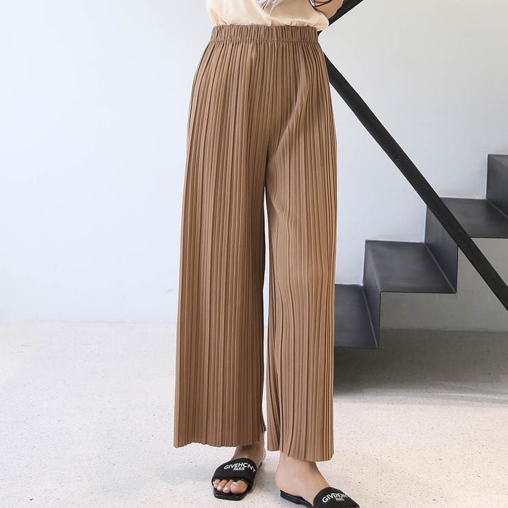 接触冷感で夏も快適にサラッと穿ける。上品美脚ストレート