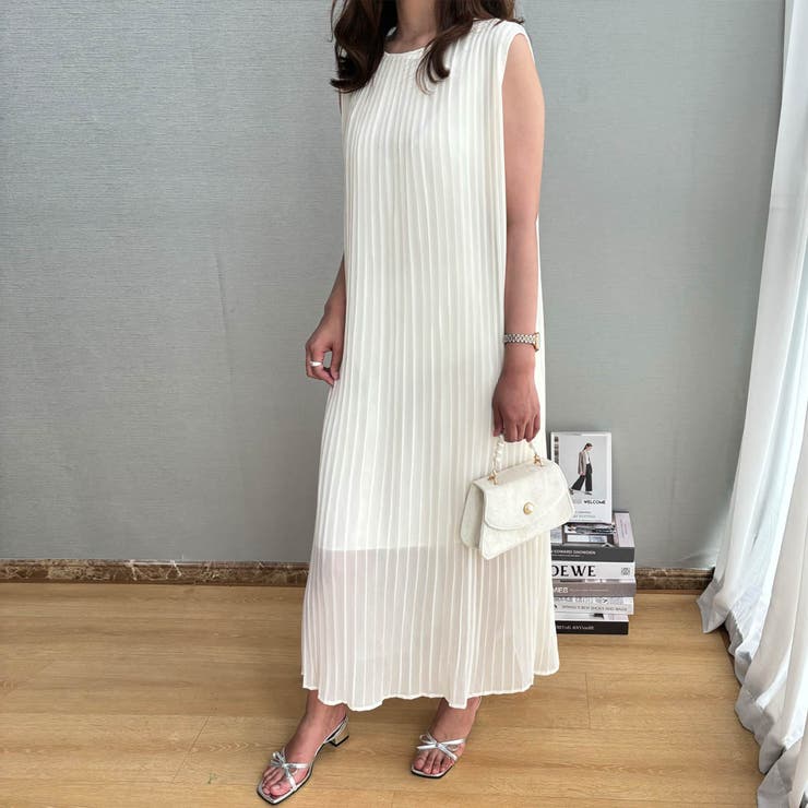 オフホワイト | 女性らしいシルエットが可愛いノースリーブプリーツロングワンピース パーティー 結… | maison de LATIR
