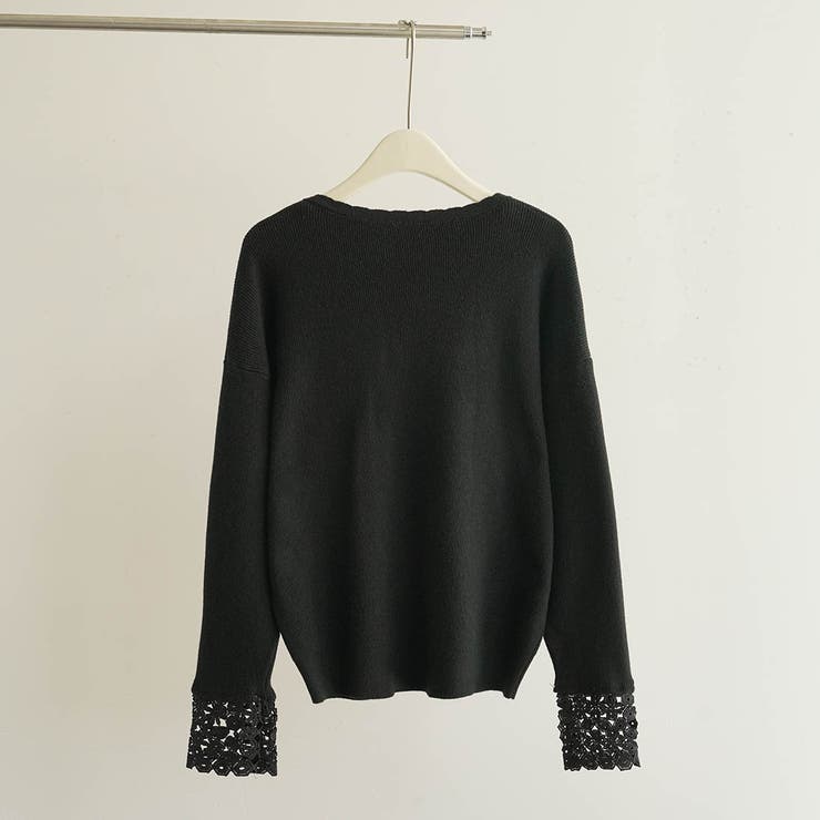 袖口の花柄レースがコーデのアクセントになるVネックニット ニットプルオーバー リ… | maison de LATIR | 詳細画像8 