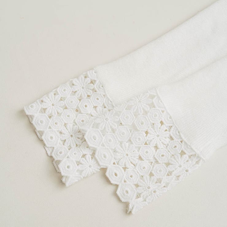 袖口の花柄レースがコーデのアクセントになるVネックニット ニットプルオーバー リ… | maison de LATIR | 詳細画像20 