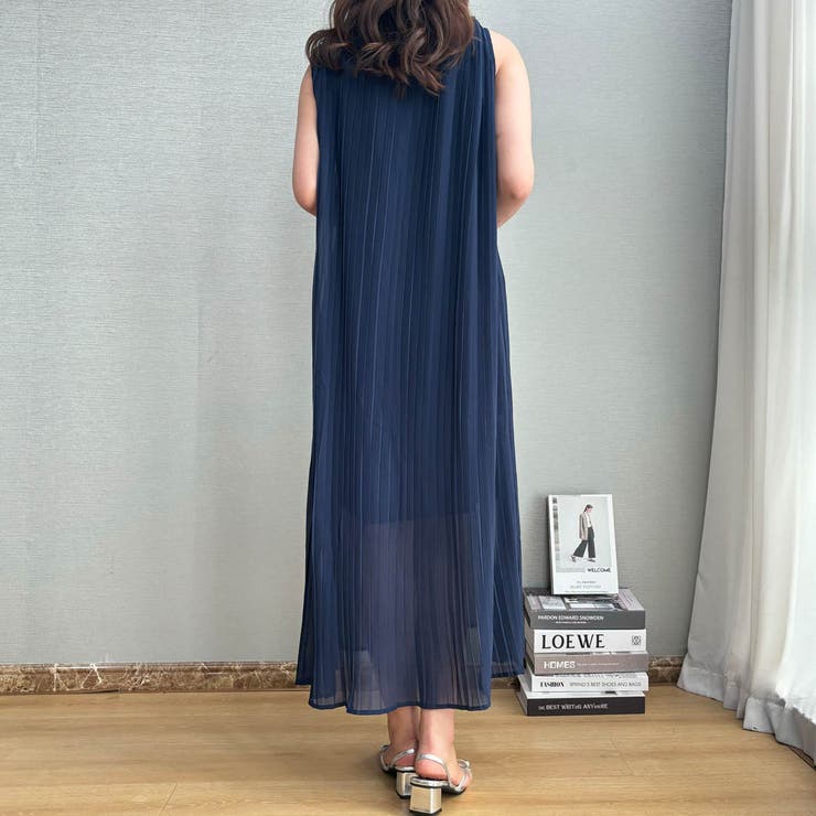 女性らしいシルエットが可愛いノースリーブプリーツロング