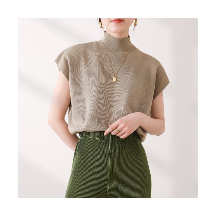 シンプルなデザインが上品なフレンチスリーブハイネックニットトップス モックネック | maison de LATIR | 詳細画像13 