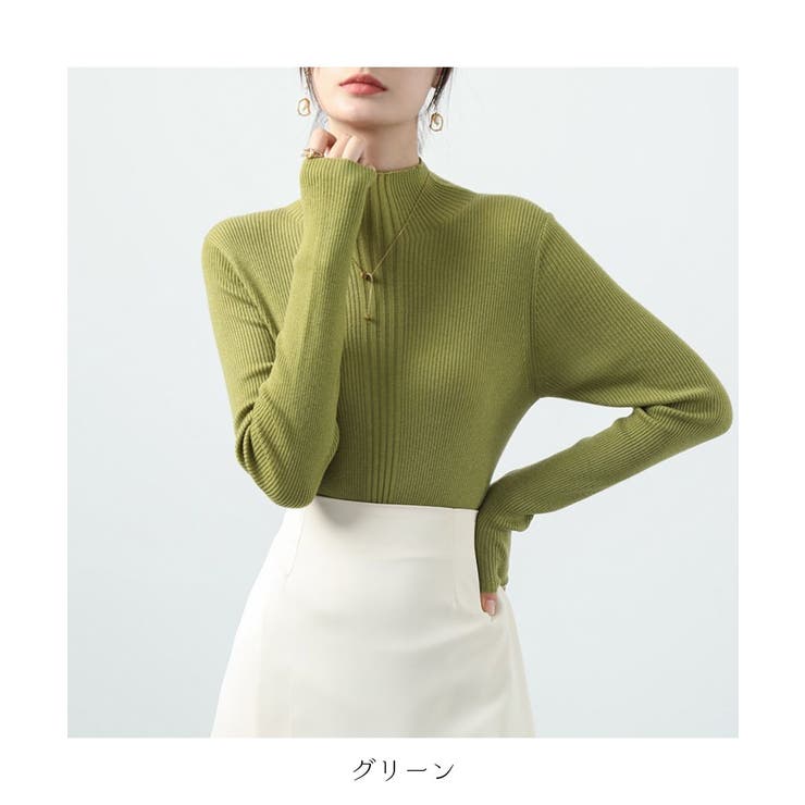 スッキリとしたシルエットが女性らしいハイネックリブニット