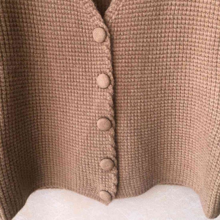 ナチュラルで優しい印象が素敵なくるみボタン付きVネックニットベスト カジュアル … | maison de LATIR | 詳細画像11 