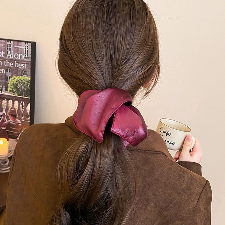 レッド | 後ろ姿を華やかにするシュシュ 上品 ツヤ感 | maison de LATIR