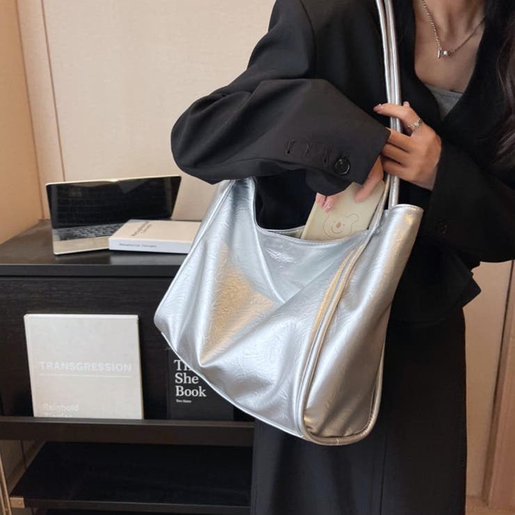 大きめサイズで通勤にもおすすめのレザー調トートバッグ
