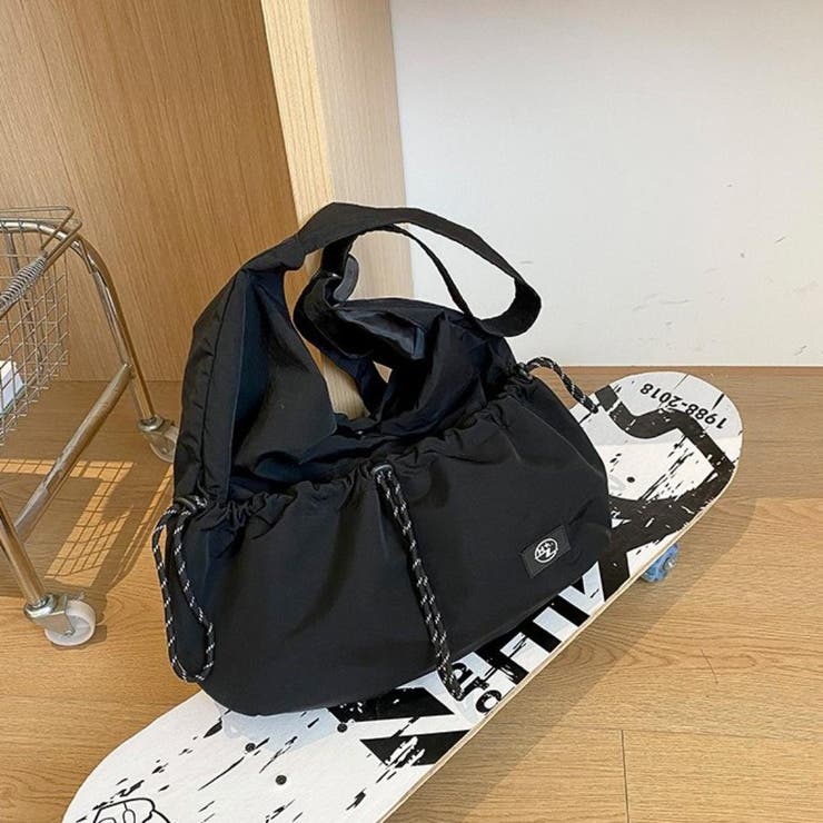 くしゅっとした立体感のあるフォルムが目を惹く、ドローストリングショルダーバッグ。… | maison de LATIR | 詳細画像7 