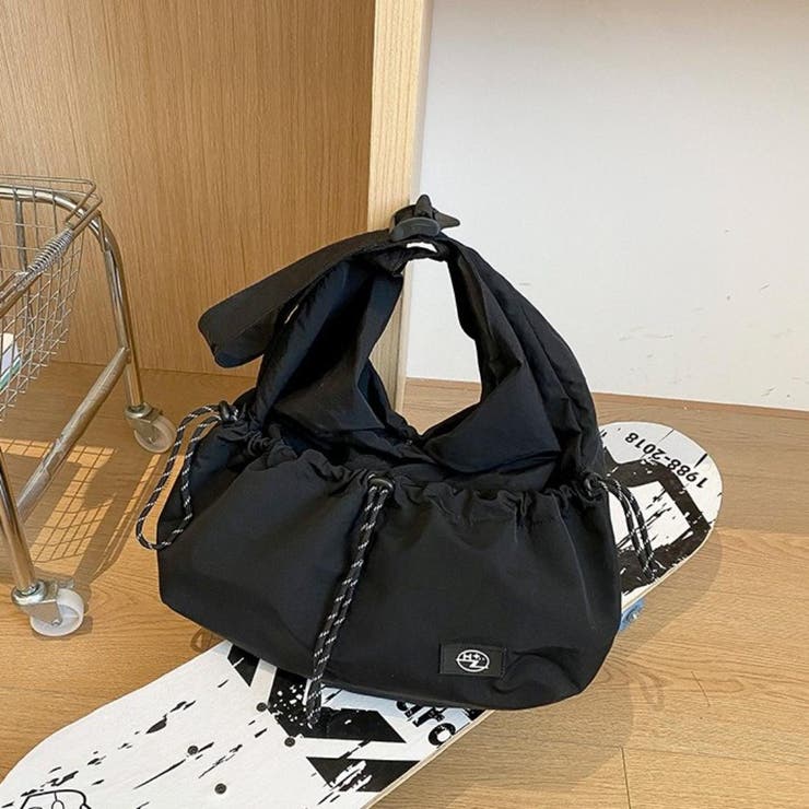 くしゅっとした立体感のあるフォルムが目を惹く、ドローストリングショルダーバッグ。… | maison de LATIR | 詳細画像8 