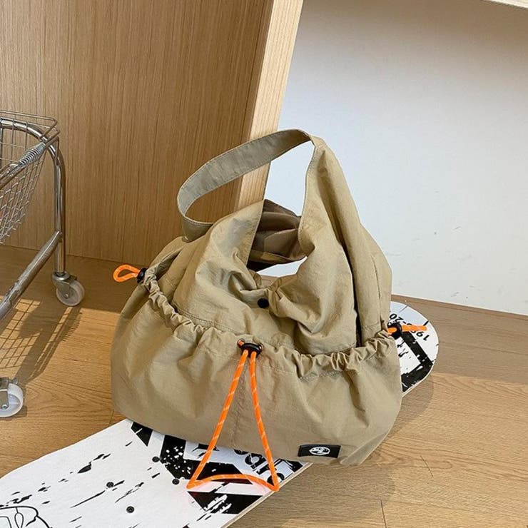 くしゅっとした立体感のあるフォルムが目を惹く、ドローストリングショルダーバッグ。… | maison de LATIR | 詳細画像11 