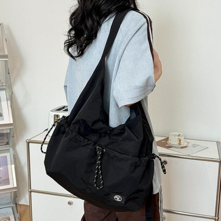 ブラック | くしゅっとした立体感のあるフォルムが目を惹く、ドローストリングショルダーバッグ。… | maison de LATIR