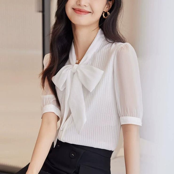 ホワイト | シフォン袖とリボンタイが上品に映える、フェミニンシアー素材半袖ブラウス 春 春服 | maison de LATIR