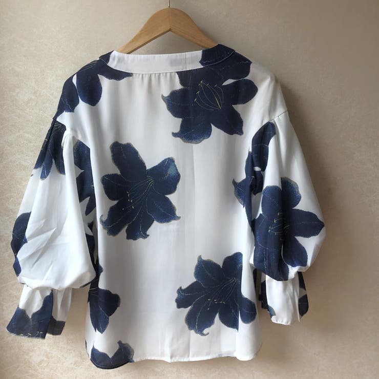 シックなカラーが大人っぽいバルーンスリーブ花柄シフォン