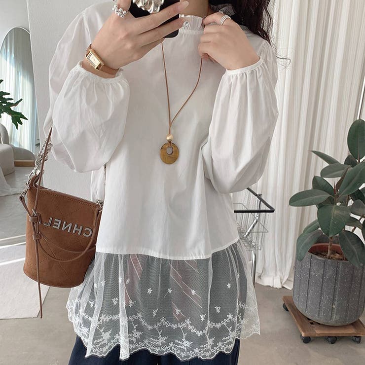 軽やかさと上品さをまとえるレイヤード調フリルネック裾レースブラウス オフィス オ… | maison de LATIR | 詳細画像2 