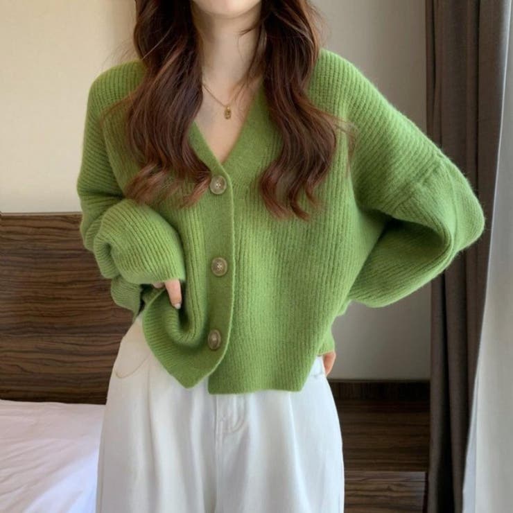 鮮やかな色合いが春 夏コーデを明るくしてくれるVネックニット