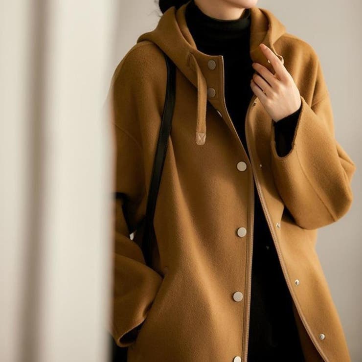 しっかりとした素材感で大人カジュアルに仕上げるメルトン風フード付き