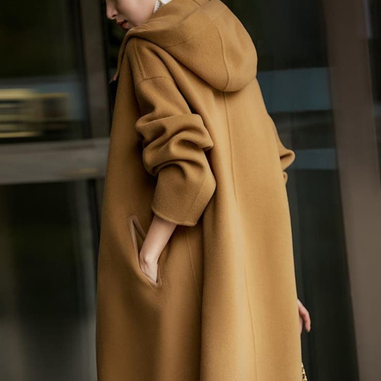 しっかりとした素材感で大人カジュアルに仕上げるメルトン風フード付き