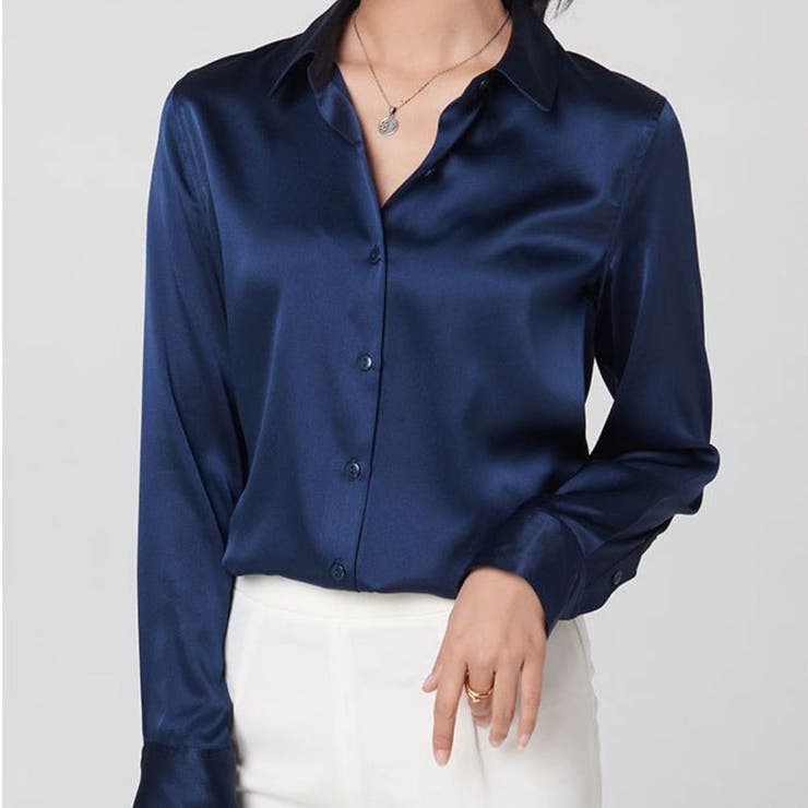 ネイビー | サテン素材でかっこよく着られる大人シャツ サテン オンオフ問わず使える | maison de LATIR