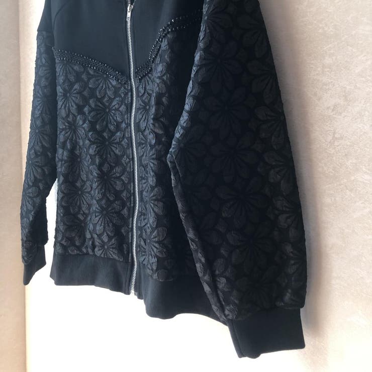 大人可愛いコーデにランクアップする花柄デザインショート丈