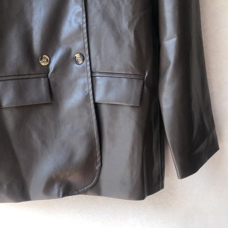 ヴィンテージ感のある素材でこなれるフェイクレザーテーラード