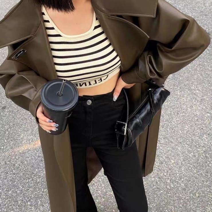 カーキ | ガウン風の着こなしでこなれ感を出すフェイクレザースタンドカラーコート | maison de LATIR