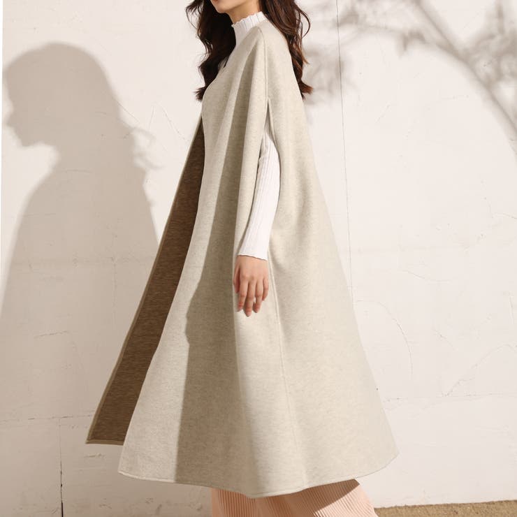 コーデを大人っぽく仕上げるノースリーブミドル丈コート