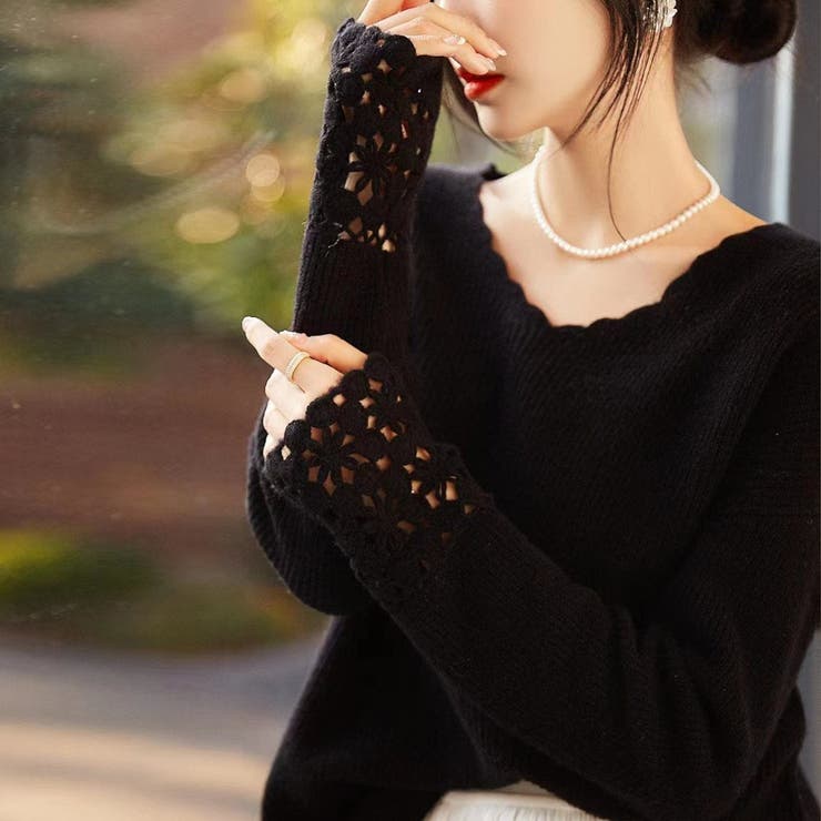 袖口の花柄レースがコーデのアクセントになるVネックニット