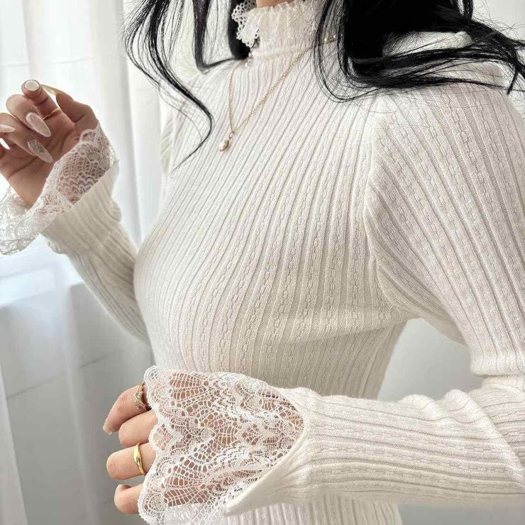 ホワイト | 女性らしく美スタイルを引き立ててくれるハーフネックニット レースネック 袖口レー… | maison de LATIR