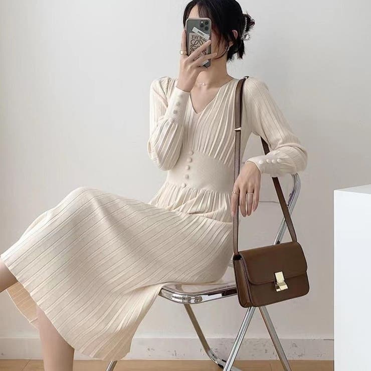 美しいシルエットを追及したVネックプリーツニットワンピース