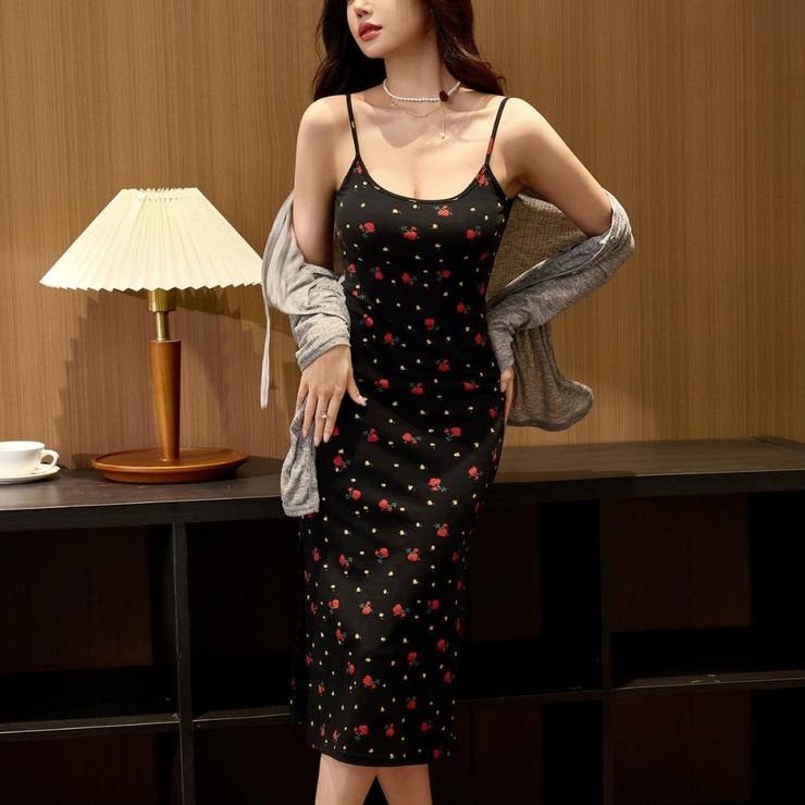 ブラック　Uネック | 女性らしさを引き立てる。楽なのに綺麗見え、大人フェミニンIラインワンピ 夏服 レ… | maison de LATIR