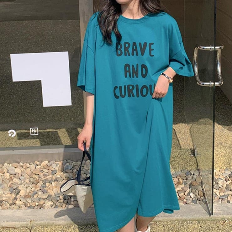 ブルー | 1枚でラフに着られるフロントプリントTシャツワンピース 裾スリット 半袖 | maison de LATIR