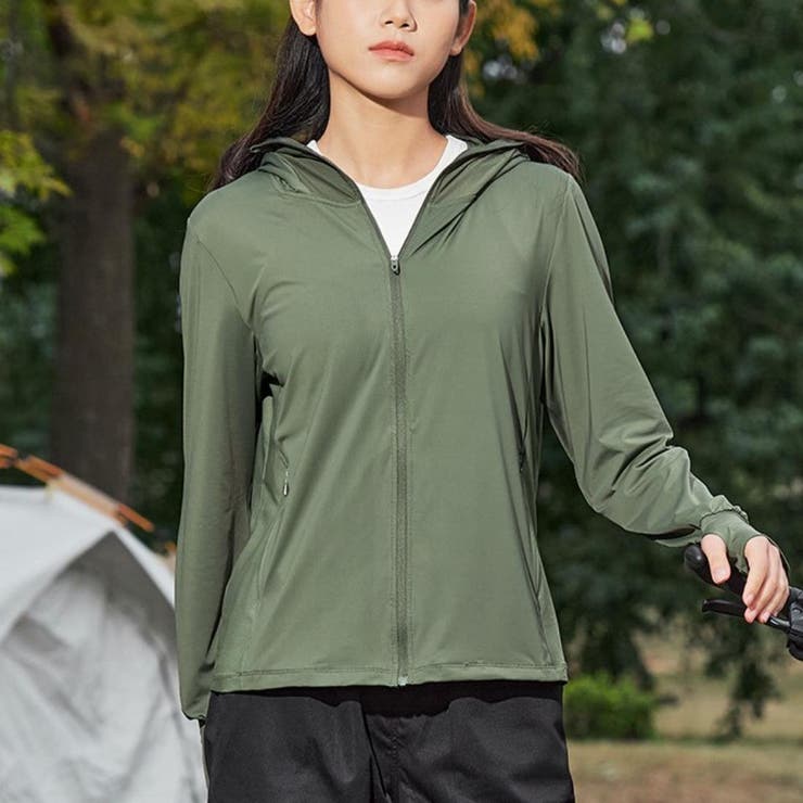 暑い秋の日差しからお肌をまもってくれるUVカットパーカー