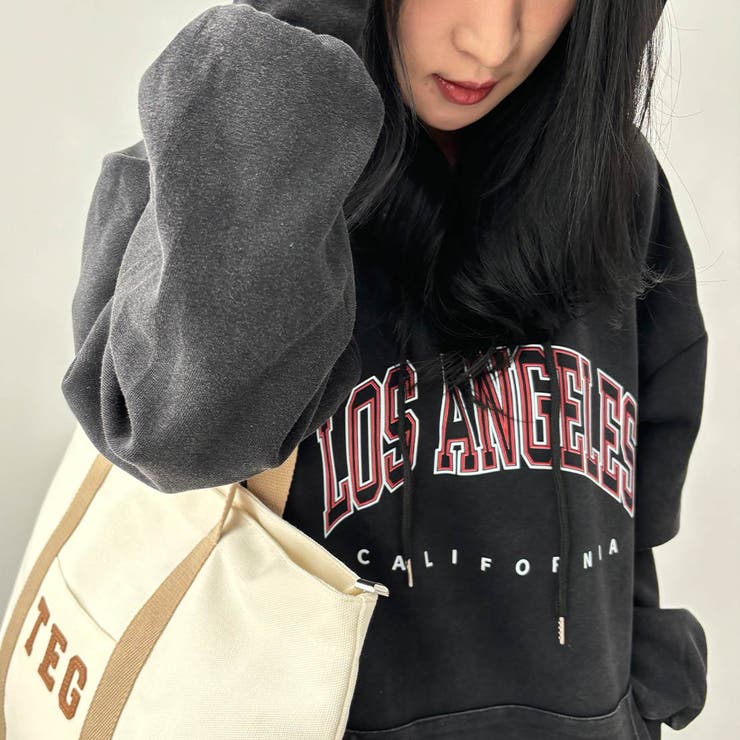 サイズ感やヴィンテージライクで大人こなれ感を演出するパーカー