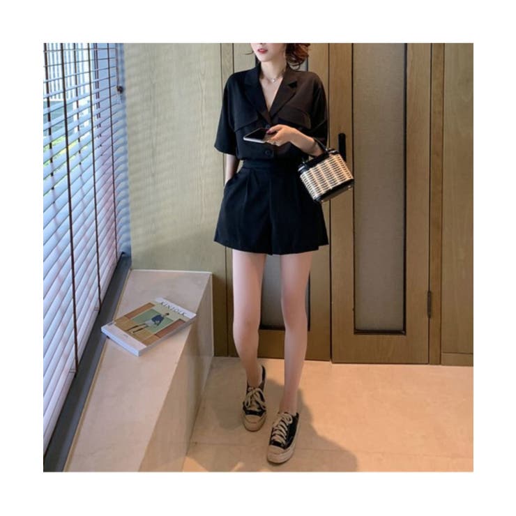 大人っぽさ溢れる半袖開襟シャツ+ショートパンツセットアップ
