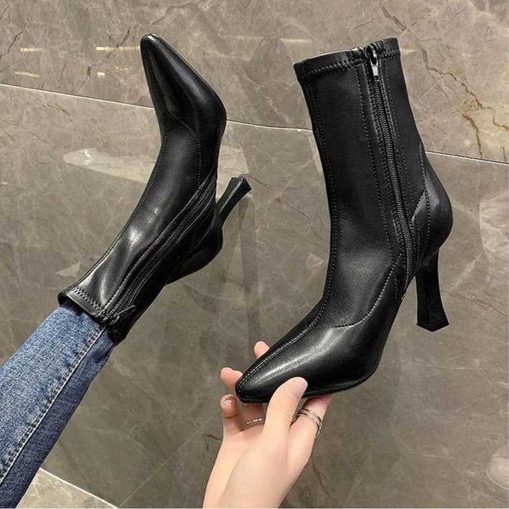 コーデ全体を引き締めてくれるスティレットヒールアンクルブーツ