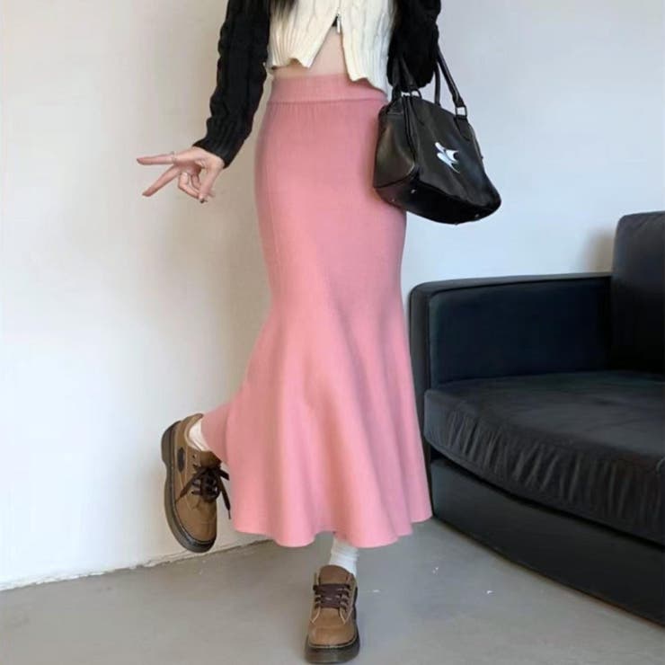 女性らしさ引き立てるフィッシュテールミディ丈スカート