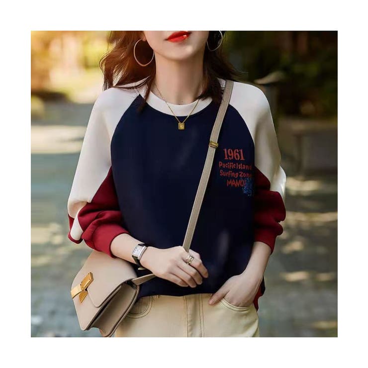 トレンド感のある大人カジュアルに仕上げる配色ラグランスリーブ