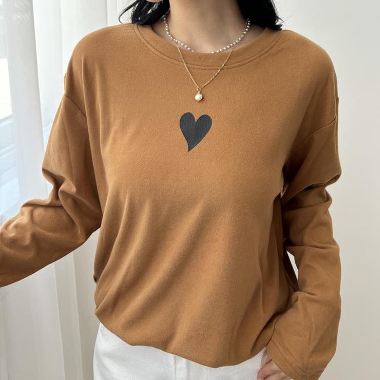 キャメル | ベーシックフォルムにハートのアクセントが大人可愛いラウンドネックトップス カット… | maison de LATIR