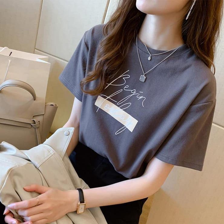 グレー
