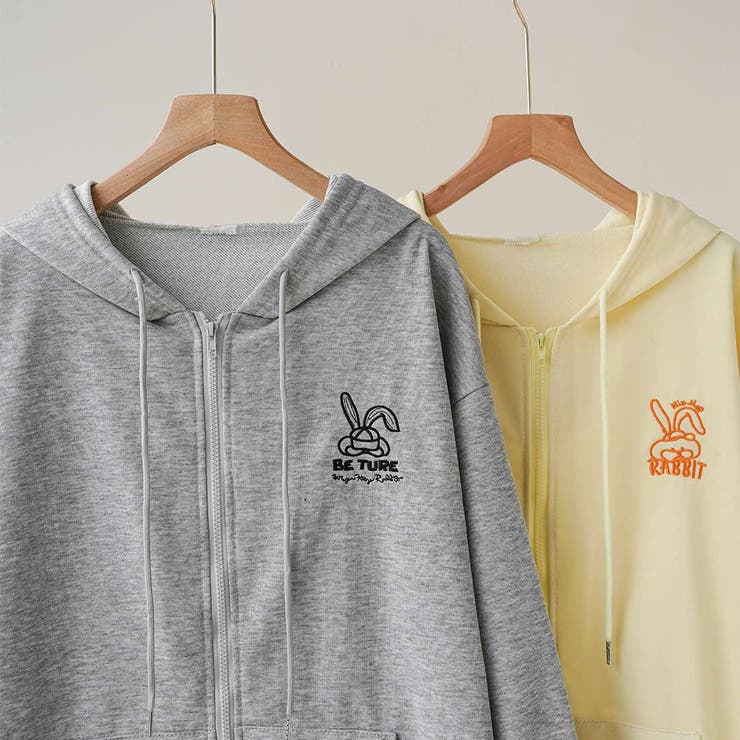 女の子っぽく可愛らしさ溢れるオーバーサイズジップアップパーカー