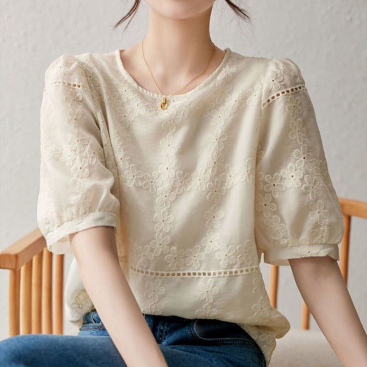 クリーム | 程よい透け感が上品なスカラップ刺繍花柄ブラウス シフォンシャツ 春 | maison de LATIR