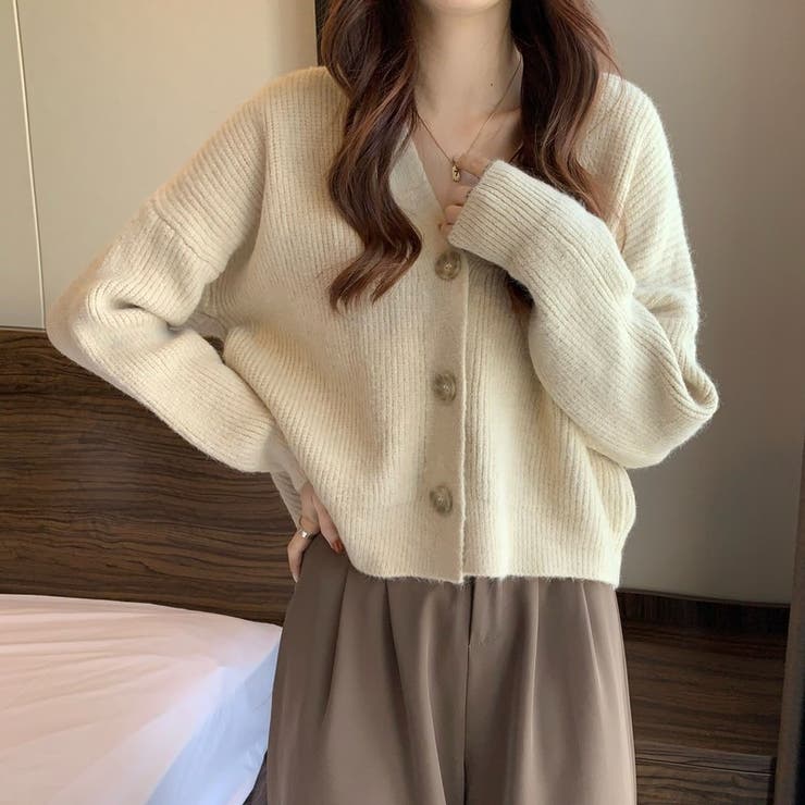 鮮やかな色合いが春コーデを明るくしてくれるVネックニット