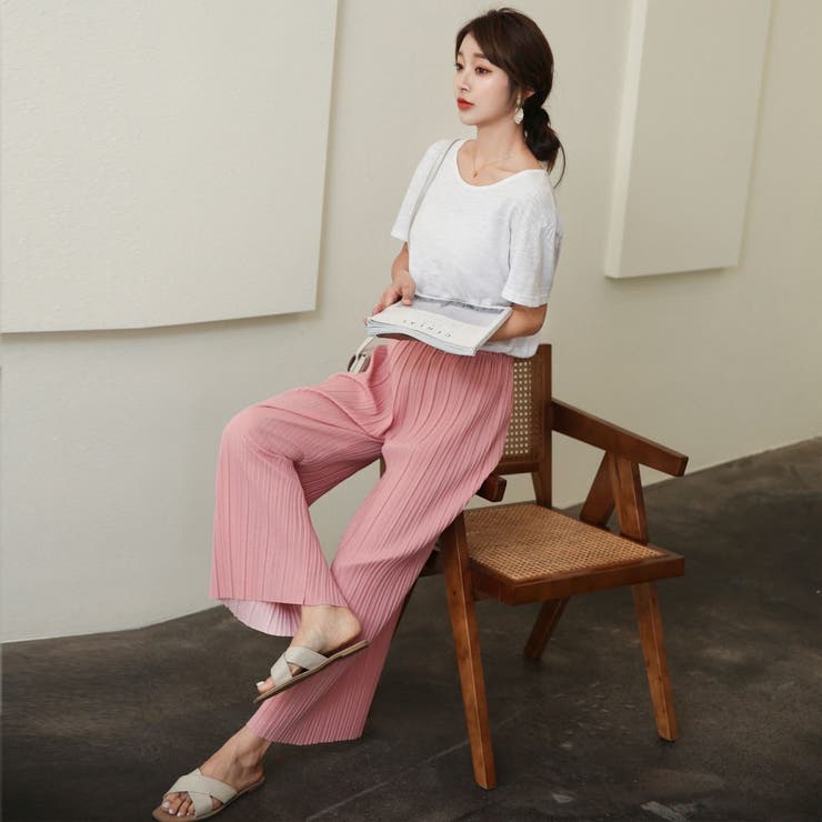 夏も快適サラッと穿ける上品美脚ストレートプリーツパンツ
