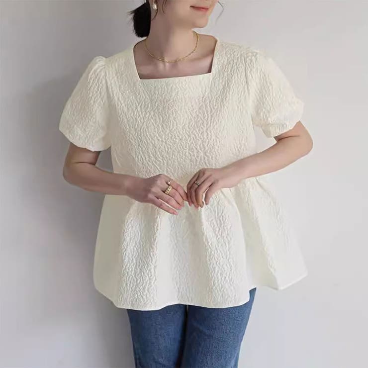 ホワイト(スクエアネック) | 1枚で華やかさを演出するバックリボンジャガードペプラムブラウス パフスリーブ ボ… | maison de LATIR