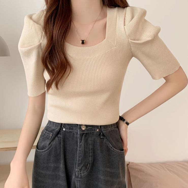 ベージュ | さりげないデザインがこなれ感を出してくれるニット スクエアネック シャーリングス… | maison de LATIR