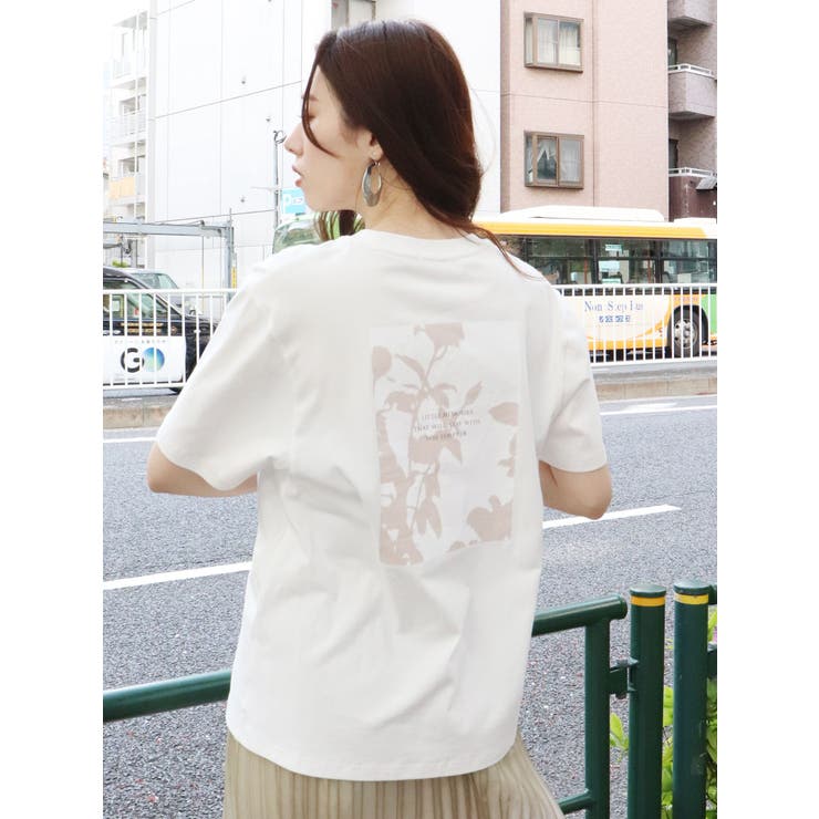 ホワイト】シャドーフラワープリントTシャツ[品番：MKSW0038969