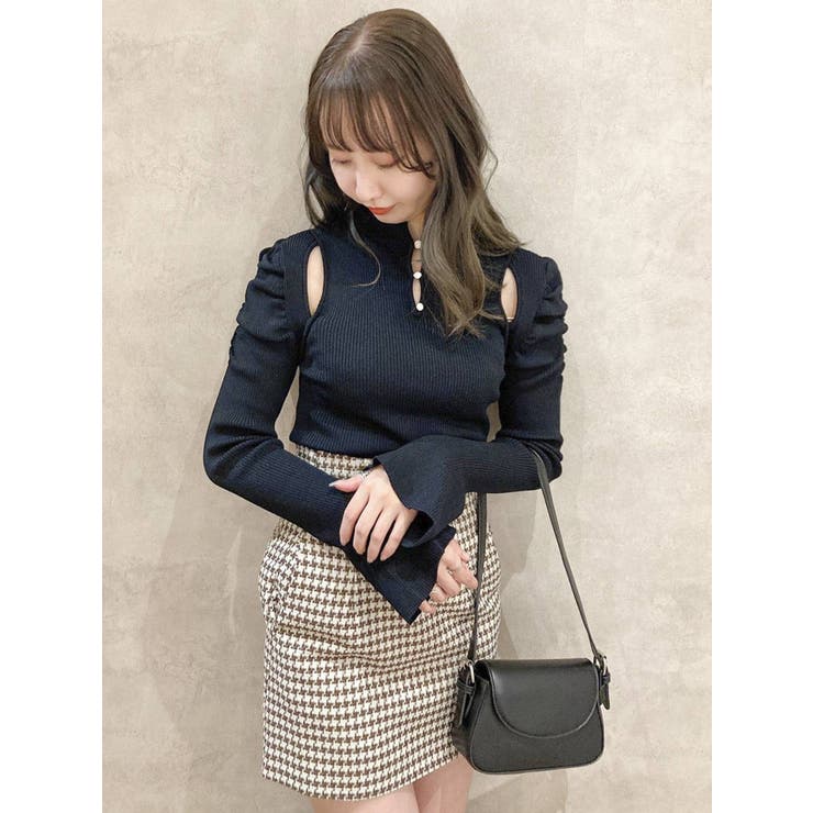 dazzlin - ショルダーカットボタンニットトップス dazzlin（ダズリン）の「ショルダーカットボタンニットトップス