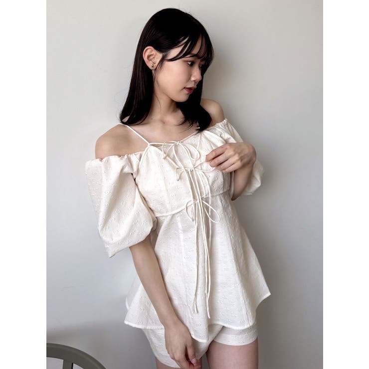 dazzlin　スクエアフリルペプラムブラウス dazzlin（ダズリン）の「スクエアフリルペプラムブラウス
