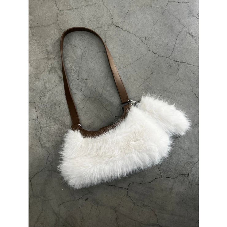 ホワイト | フェイクファーチャームショルダーバッグ | EMODA