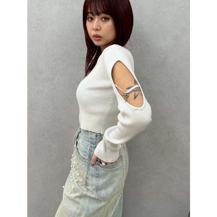 ホワイト | オープンアームラメチャームニットトップス | EVRIS